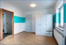 Zimmer Tolles 2-Fam-Haus mit gro�z�gigem Grundst�ck, Doppel-Garage, W�rmepumpe und Solar!
Ideale und ruhige Lage!