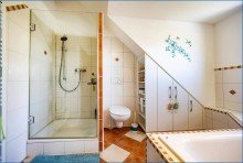 Bad OG Attraktive 4,5 Zi. DG-Maisonette-Wohnung, mit 2 x TG/Platz u. gro�em Balkon, in Top-Zustand!