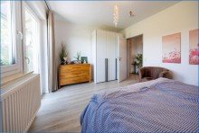 EG-Schlafzimmer 2 Attraktives Dreifamilienhaus mit zwei Doppelgaragen und umfassender Modernisierung als Renditeobjekt