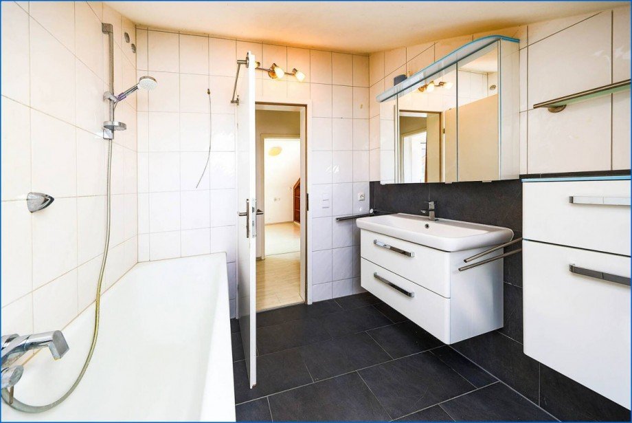 Bad mit Wanne Dachgeschosswohnung Gaienhofen-Gundholzen
