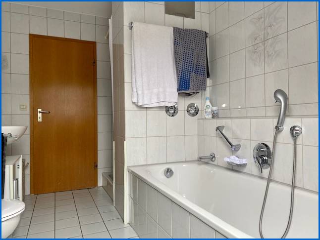 Bad mit Badewnne Dachgeschosswohnung Stei�lingen