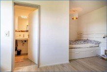GG-Blick ins Bad Attraktives Dreifamilienhaus mit zwei Doppelgaragen und umfassender Modernisierung als Renditeobjekt