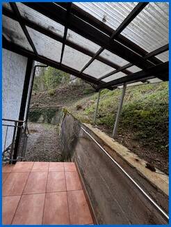 Eingangsbereich Dachgeschosswohnung �hningen / Schienen