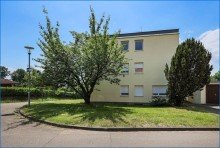 Hausansicht abgewandte Seite Exklusive 3-Zimmer-Wohnung mit Seesicht und Garage, Haus top saniert - frei!