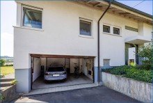 Doppelgarage im Haus Attraktives Dreifamilienhaus mit zwei Doppelgaragen und umfassender Modernisierung als Renditeobjekt