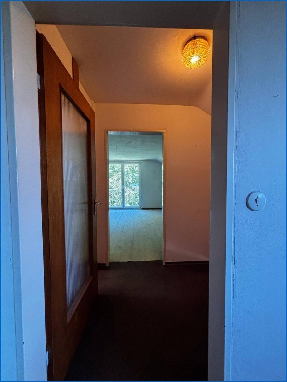 Blick ins 2. Zimmer Dachgeschosswohnung �hningen / Schienen