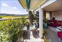 EG-Balkon mit Blick ins Wohnzimmer Attraktives Dreifamilienhaus mit zwei Doppelgaragen und umfassender Modernisierung als Renditeobjekt