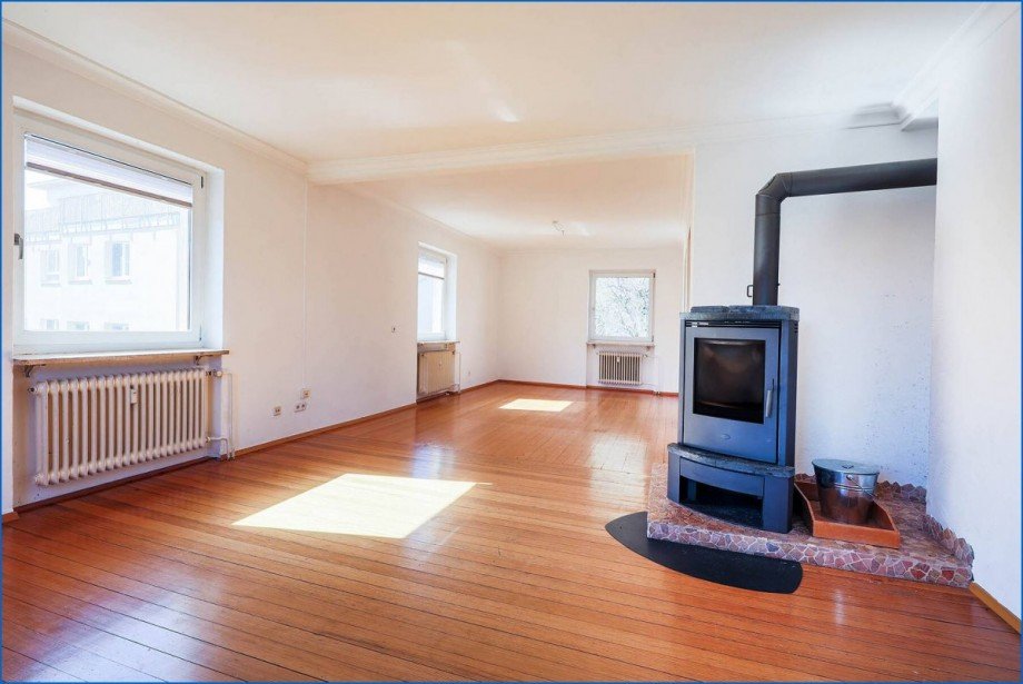 Ess- und Wohnzimmer mit Schwedenofen Etagenwohnung Radolfzell am Bodensee