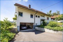 Vorderansicht mit Doppelgarage im Haus Attraktives Dreifamilienhaus mit zwei Doppelgaragen und umfassender Modernisierung als Renditeobjekt