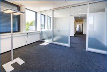 1. OG Blick aus B�ro 1 in den Flur B�ro - Praxis - Workspace - Schulung - Produktion - Lager    / 
    EG und 1. OG