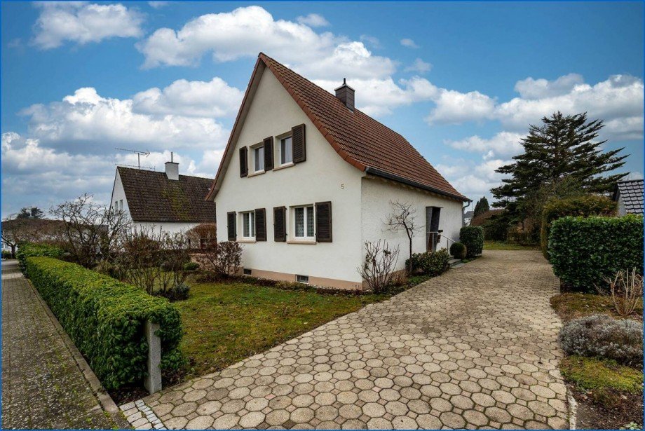 Ansicht Haus mit Einfahrt Einfamilienhaus Radolfzell am Bodensee / B�hringen