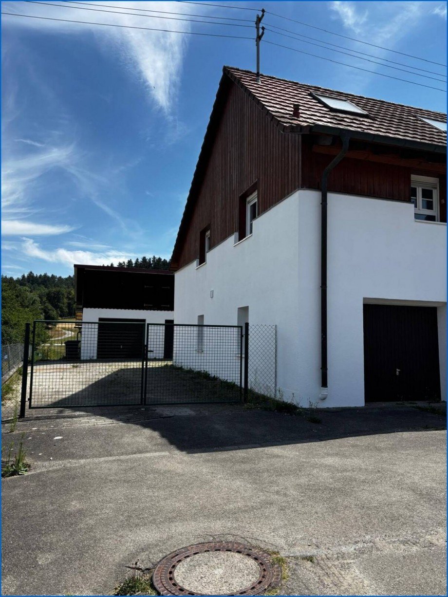 Zufahrt Hinterhaus Etagenwohnung M�hlingen / Zoznegg