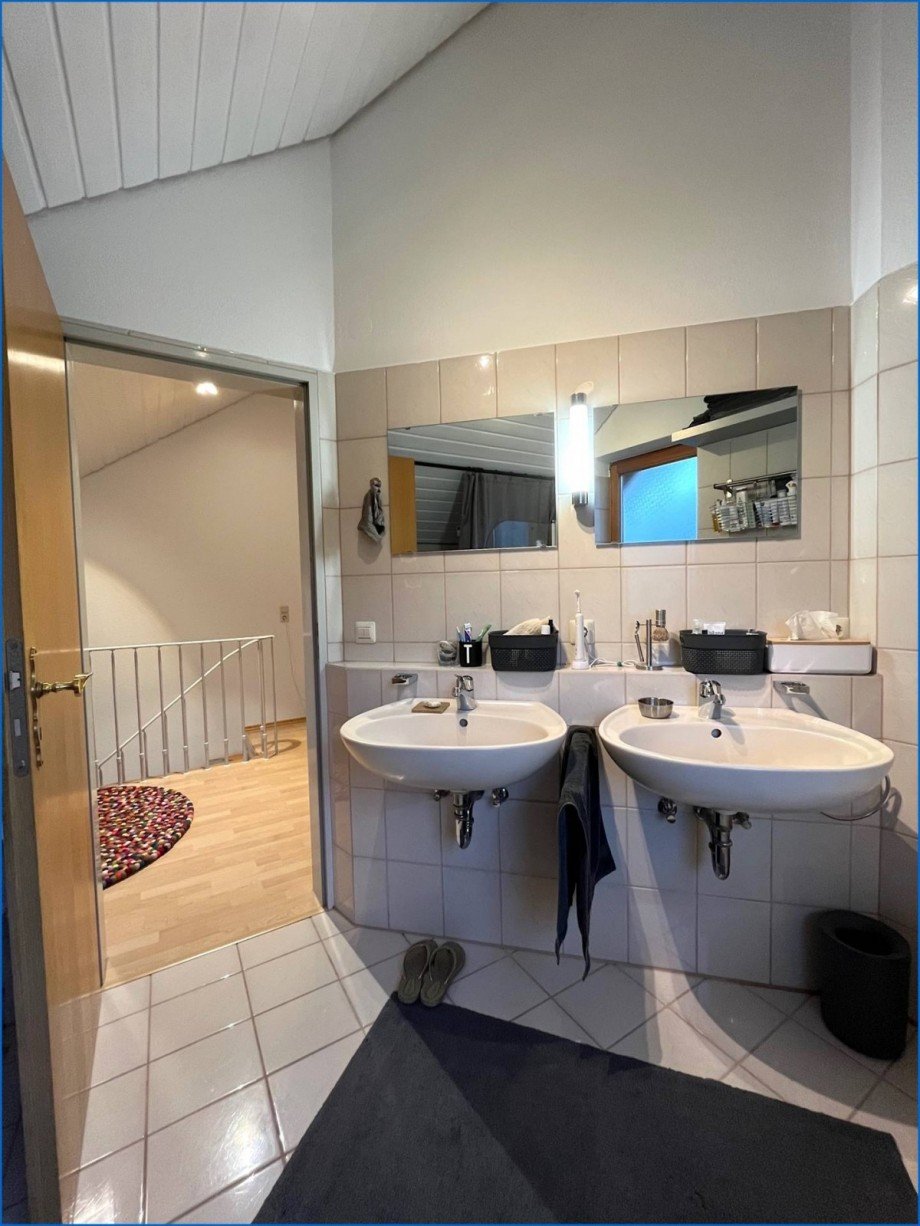 Zwei Waschbecken Maisonettewohnung Bodman-Ludwigshafen