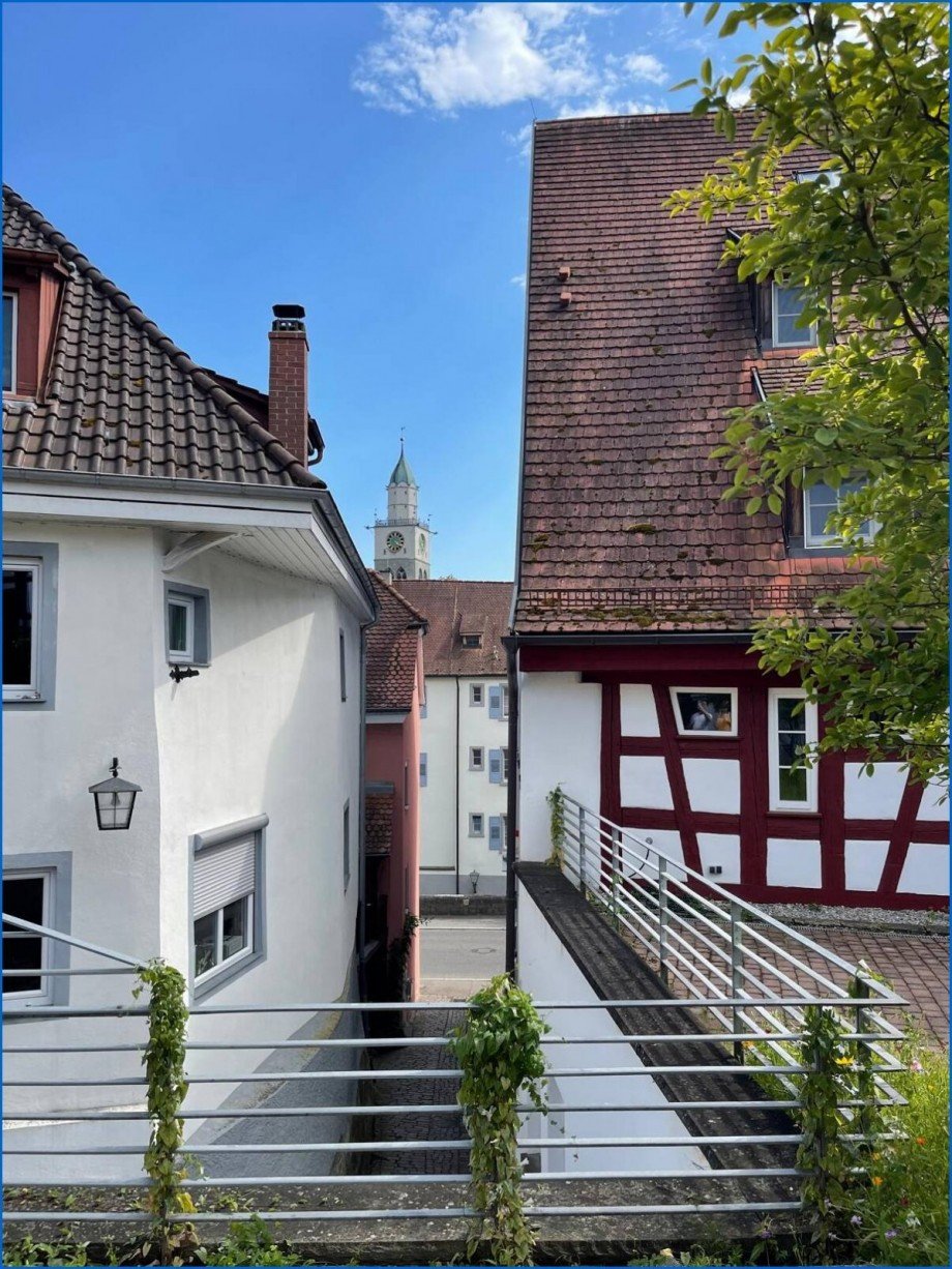 Blick zwischen die H�user Mehrfamilienhaus �berlingen