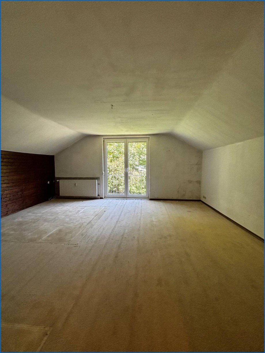 Gro�es Zimmer Dachgeschosswohnung �hningen / Schienen