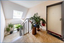 Flur Treppenhaus Attraktive 4,5 Zi. DG-Maisonette-Wohnung, mit 2 x TG/Platz u. gro�em Balkon, in Top-Zustand!