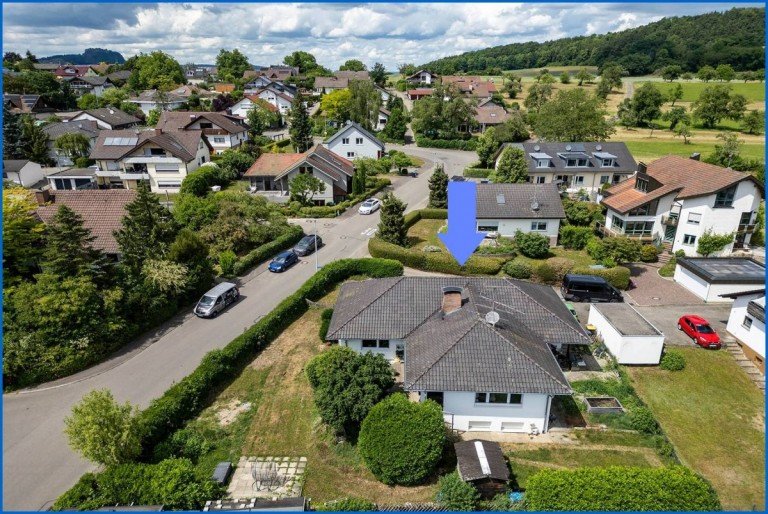 Luftbild Rielasingen-Worblingen / Worblingen Bungalow Sch�ner Bungalow mit ELW auf gro�em Grundst�ck, moderne W�rmepumpe und bereits energetisch ged�mmt .