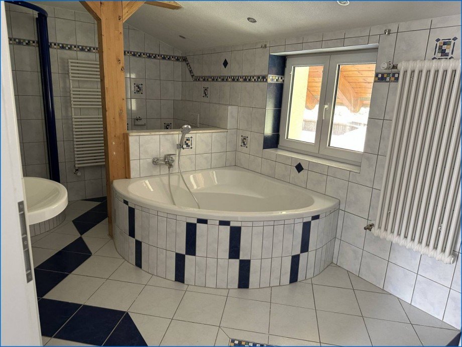 Gro�es Badezimmer Etagenwohnung M�hlingen / Zoznegg