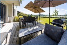 GG-Blick  Terrasse ins Gr�ne Attraktives Dreifamilienhaus mit zwei Doppelgaragen und umfassender Modernisierung als Renditeobjekt