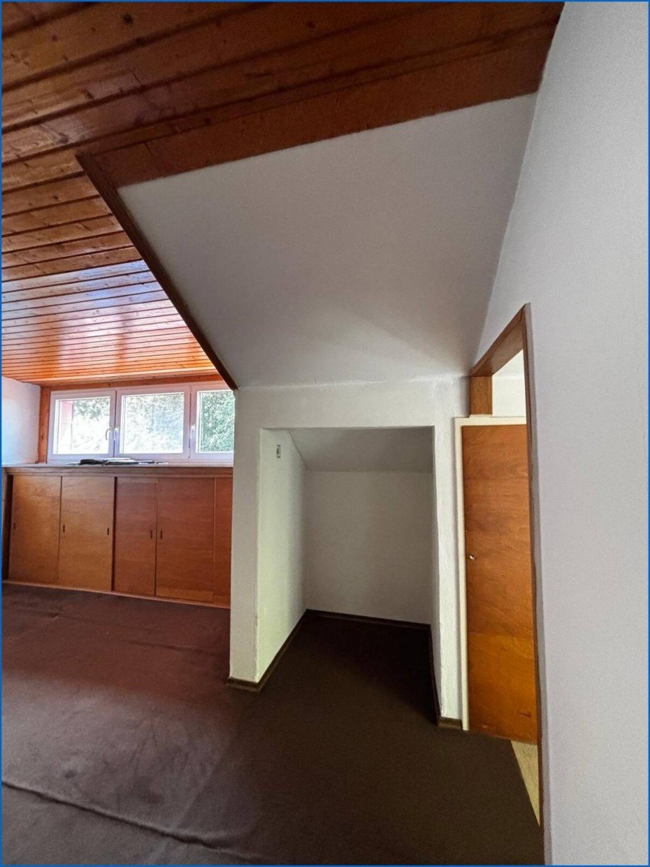 Blick vom Eingang Dachgeschosswohnung �hningen / Schienen