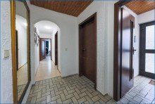 Windfang mit Flur Sch�ner Bungalow mit ELW auf gro�em Grundst�ck, moderne W�rmepumpe und bereits energetisch ged�mmt .