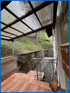 Eingangsbereich Dachgeschosswohnung �hningen / Schienen