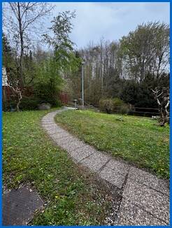 Weg zum Haus Dachgeschosswohnung �hningen / Schienen