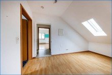 Zimmer Tolles 2-Fam-Haus mit gro�z�gigem Grundst�ck, Doppel-Garage, W�rmepumpe und Solar!
Ideale und ruhige Lage!