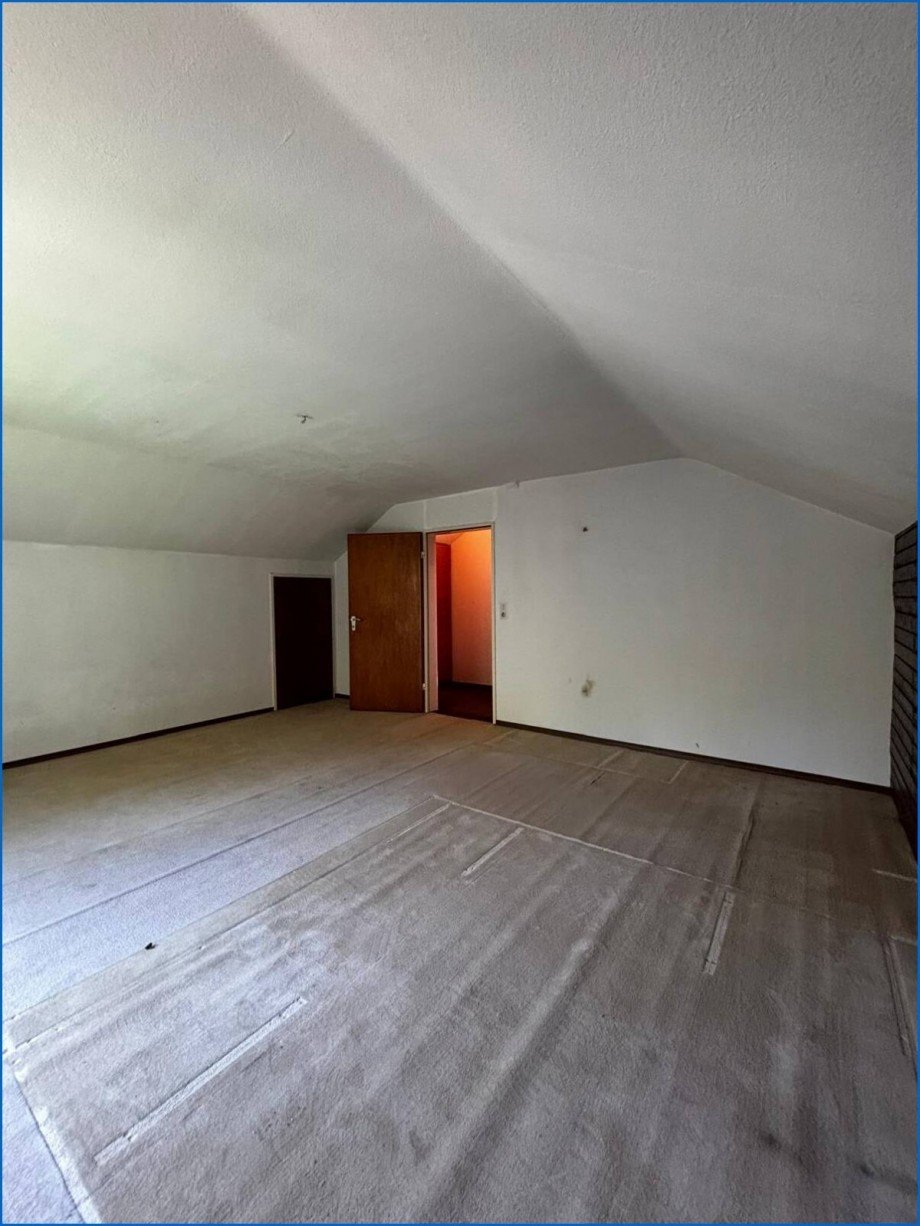 Gro�es Zimmer Dachgeschosswohnung �hningen / Schienen