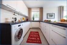 EG-K�che (2) Attraktives Dreifamilienhaus mit zwei Doppelgaragen und umfassender Modernisierung als Renditeobjekt