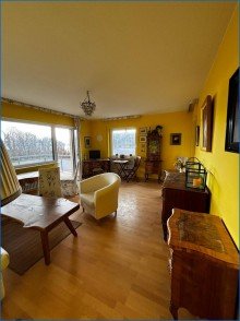 Blick ins Wohnzimmer Exklusive 3-Zimmer-Wohnung mit Seesicht in sch�ner gepflegter Wohnanlage, Haus top saniert - frei!