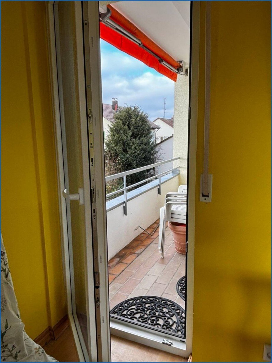 Ausblick Wohnzimmer auf kleinen Balkon Erdgeschosswohnung Meersburg