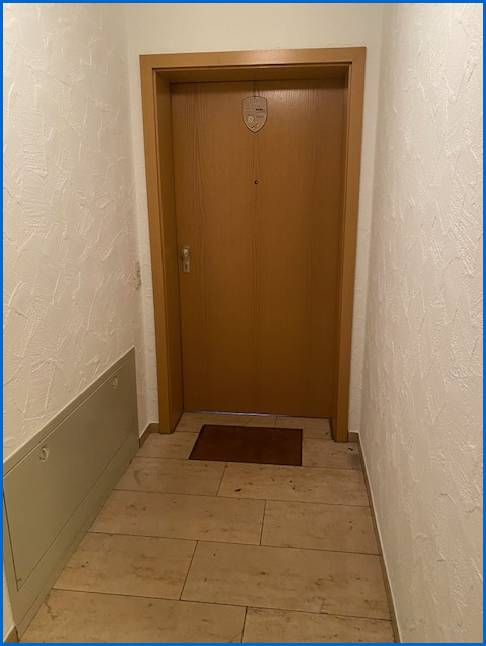 Hausflur_Eingangst�r Etagenwohnung Engen