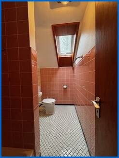 Badezimmer Dachgeschosswohnung �hningen / Schienen